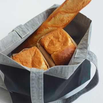 2015年に発売したリメイクバックの復刻版が登場！　食パンが２斤入る大きめのトートバッグは用途広がる使いやすいサイズです