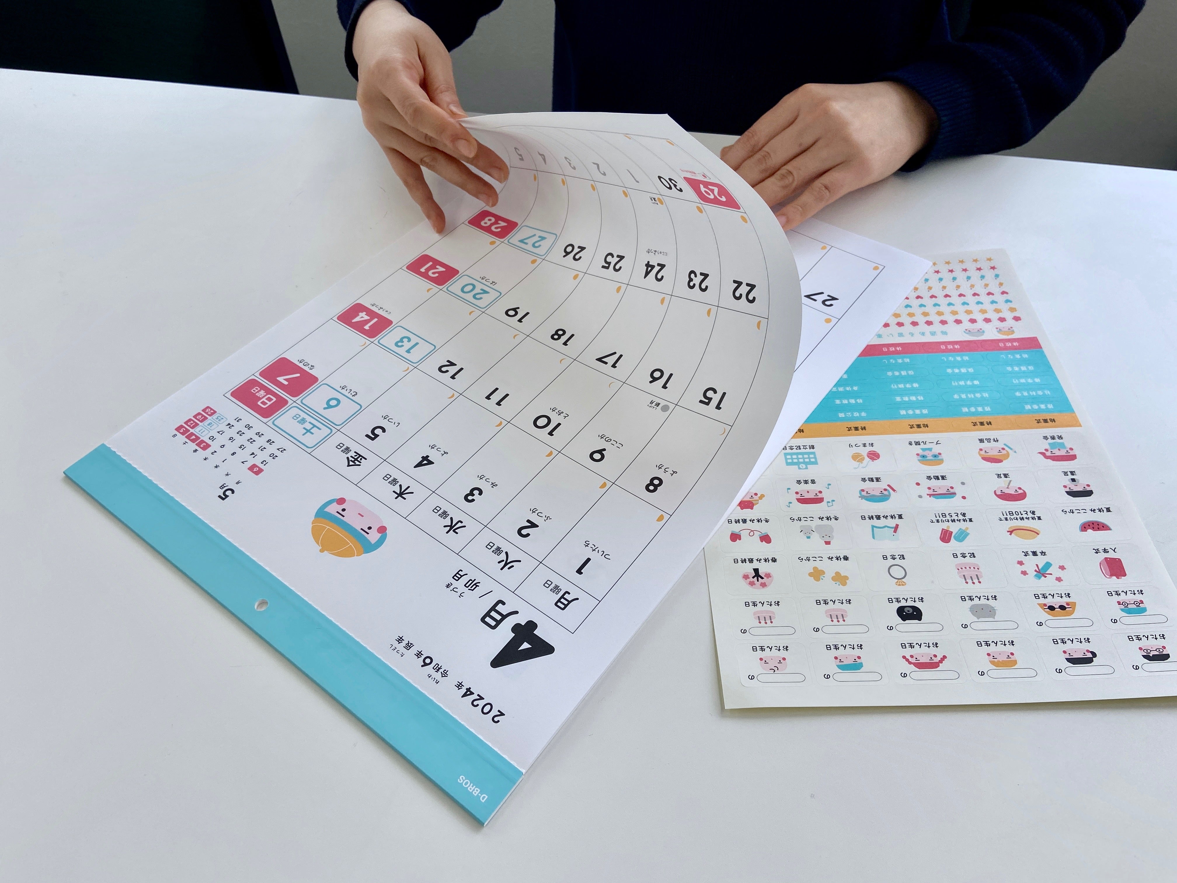 2024 学校カレンダー』のデザインを手がけた白本由佳さんにお話を伺い